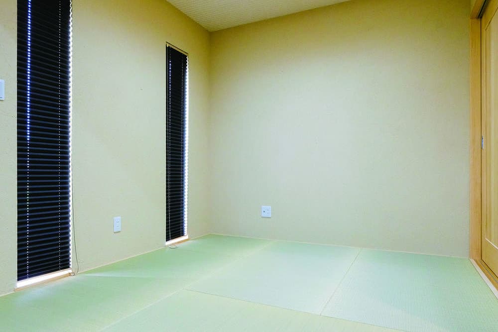 すまいポート21水戸・つくば施工事例　LDKと繋がる和室は多目的に使えるシンプルな空間　壁には調湿・消臭効果がある珪藻土を使用した写真