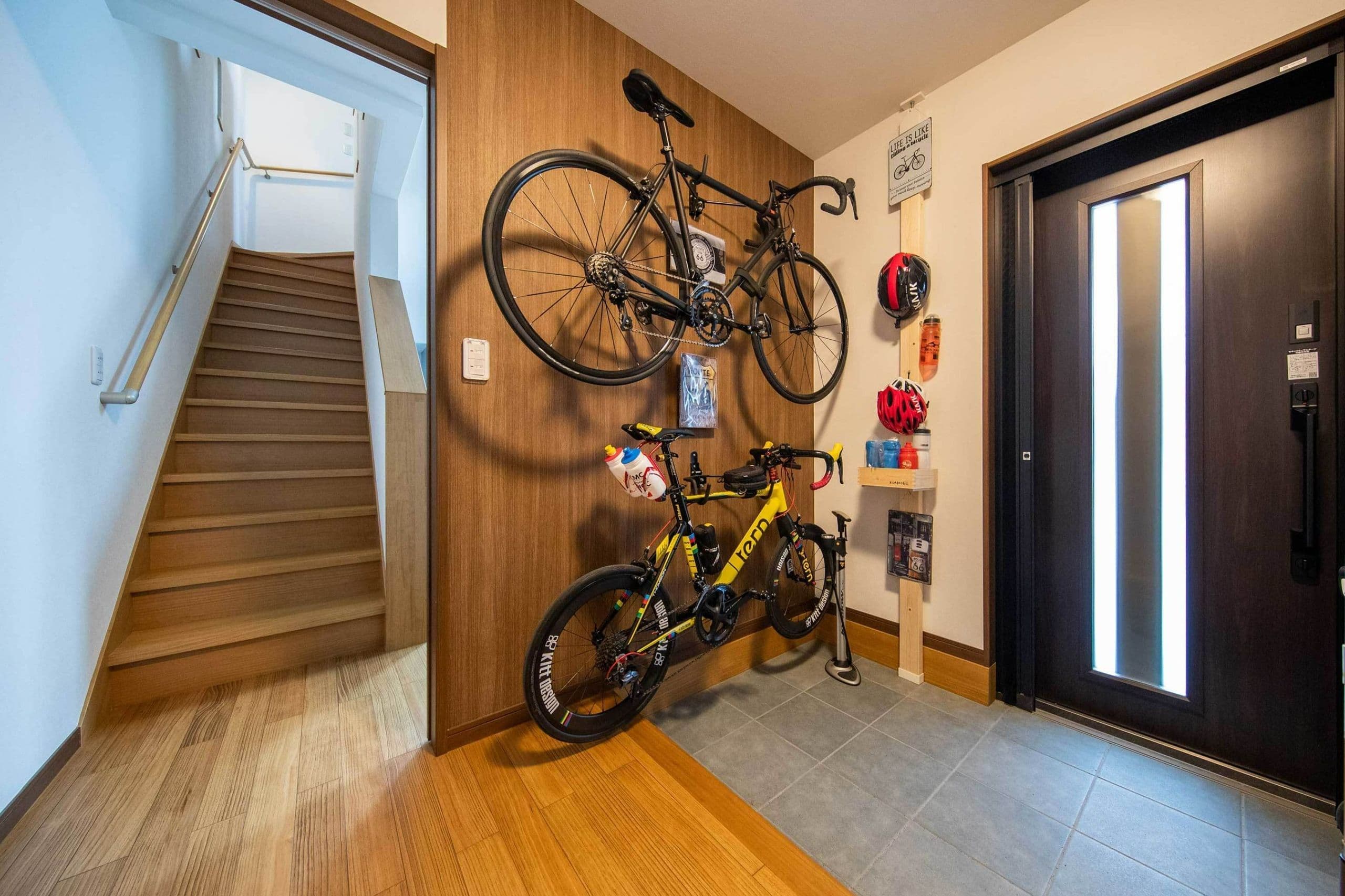 玄関にバイクを収納できる家の写真